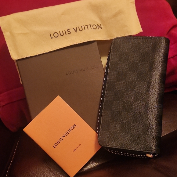 Louis Vuitton Black Checkered Key & Card Holder - Picture 1 of 3